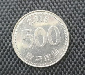 500원 숫자 면이 위로 보이는 한국 동전 한 개
