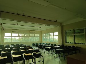 사람 없는 교실의 책상과 의자 여러 줄