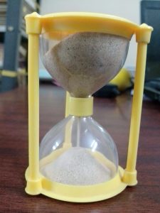 모래와 두 부분이 보이는 실제 모래시계