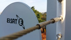 접시와 수신 부분이 보이는 실제 위성 안테나