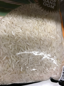 작은 흰 쌀알이 가까이 모인 모습