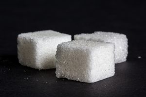 검은 바탕에서 세 각설탕을 가까이 본 모습